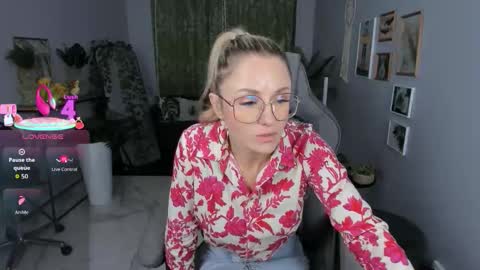 Snapshot of whitneypunnch chatting on 23, 3, 2026 whitneypunnch online show from 23, 3, 2026