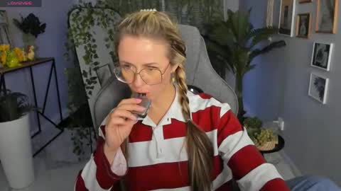 Snapshot of whitneypunnch chatting on 17, 4, 2026 whitneypunnch online show from 17, 4, 2026