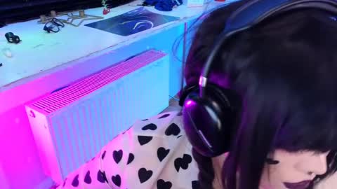 Laura  online show from 5, 3, 2025