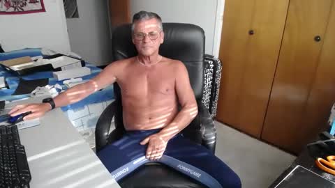 Snapshot of worldlarge chatting on 25, 12, 2024 Large one  online show from 25, 12, 2024