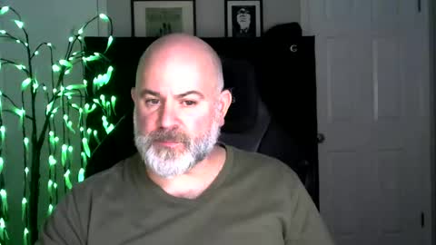 Snapshot of xjohnniex77 chatting on 17, 12, 2025 MrSlowBurn77 online show from 17, 12, 2025