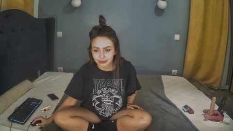 AnnaMaee online show from 19, 1, 2025