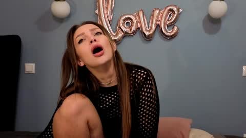 AnnaMaee online show from 17, 2, 2025