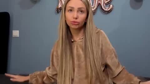 AnnaMaee online show from 25, 2, 2025