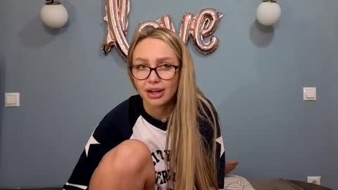 AnnaMaee online show from 1, 3, 2025