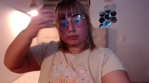 Snapshot of yini_angel07 chatting on 26, 11, 2025 hii i am yini online show from 26, 11, 2025