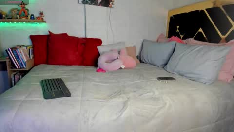 Snapshot of yluismag chatting on 8, 1, 2026 lucy online show from 8, 1, 2026