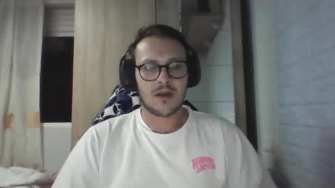 Snapshot of younromki chatting on 8, 11, 2025 A... online show from 8, 11, 2025