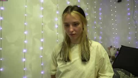 Snapshot of your_little_flexible_girl chatting on 23, 4, 2026 Meri online show from 23, 4, 2026