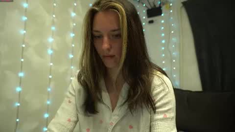 Snapshot of your_little_flexible_girl chatting on 17, 5, 2026 Meri online show from 17, 5, 2026