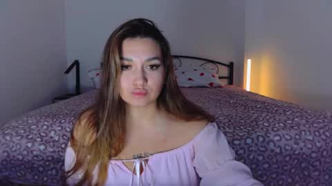 Snapshot of youremily_xx chatting on 12, 10, 2025 Emily online show from 12, 10, 2025