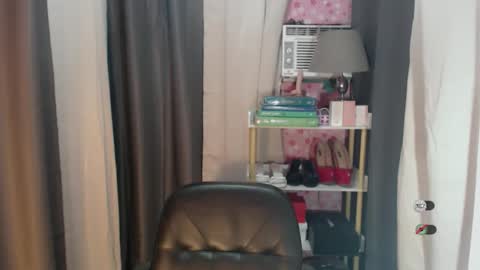 Snapshot of yourlovekylie chatting on 9, 6, 2026 KYLIE MORE online show from 9, 6, 2026