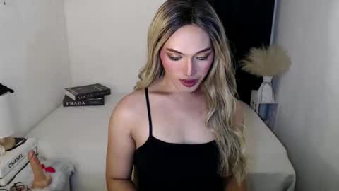 Snapshot of yournaughtykendal chatting on 27, 4, 2026 TIFFANY SUCKING QUEEN online show from 27, 4, 2026