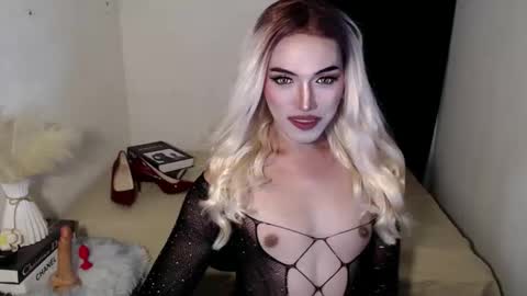 Snapshot of yournaughtykendal chatting on 15, 5, 2026 TIFFANY SUCKING QUEEN online show from 15, 5, 2026
