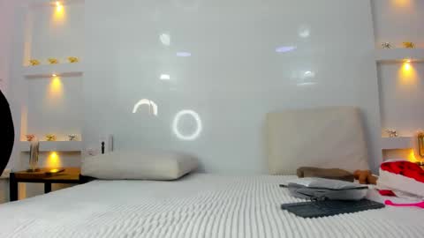 Zenda Evans online show from 24, 11, 2025