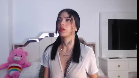zoe_kravitx_ online show from 22, 10, 2025