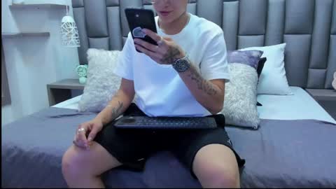 Zoe Krug online show from 19, 4, 2026