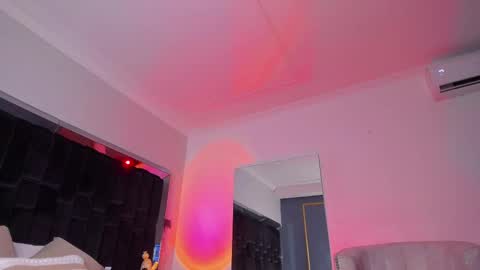 zoevidal_ online show from 20, 2, 2025