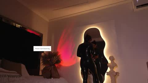 zoevidal_ online show from 14, 12, 2025