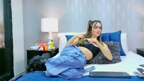 ZoeWilliis online show from 6, 2, 2026