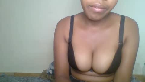Snapshot of zyraelle_01 chatting on 17, 5, 2026 zyraelle_01 online show from 17, 5, 2026