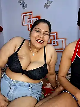 Snapshot of MOM-SUN-COUPLE chatting on 3, 1, 2025 MOM-SUN-COUPLE online show from 3, 1, 2025