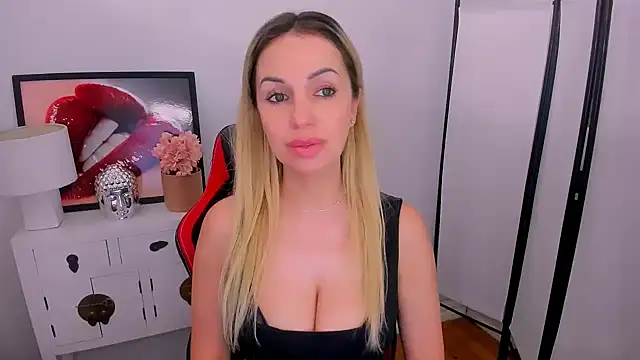 Snapshot of PamelaFlowers chatting on 8, 1, 2025 PamelaFlowers online show from 8, 1, 2025