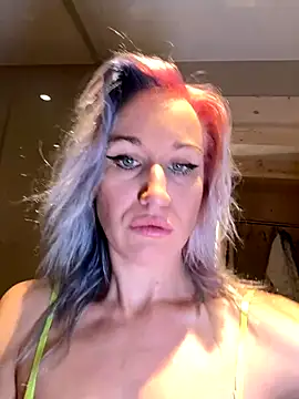 Snapshot of Dina-Light chatting on 4, 12, 2024 Dina-Light online show from 4, 12, 2024