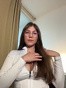 AmelieLaurent  online show from 5, 12, 2025