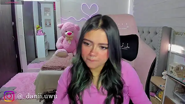 Snapshot of CuteDani_ chatting on 15, 7, 2026 CuteDani online show from 15, 7, 2026