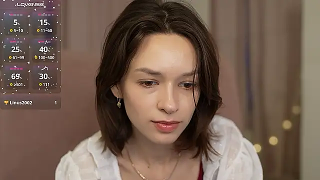 VivianLy  online show from 3, 12, 2024