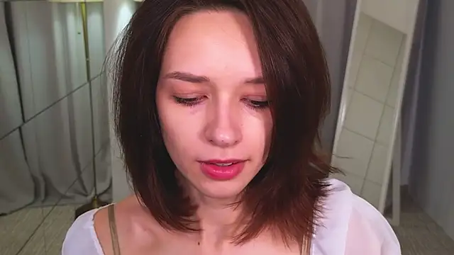 VivianLy  online show from 27, 12, 2024