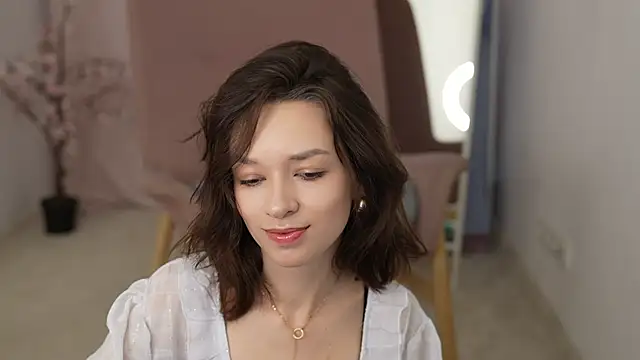 VivianLy  online show from 26, 1, 2025