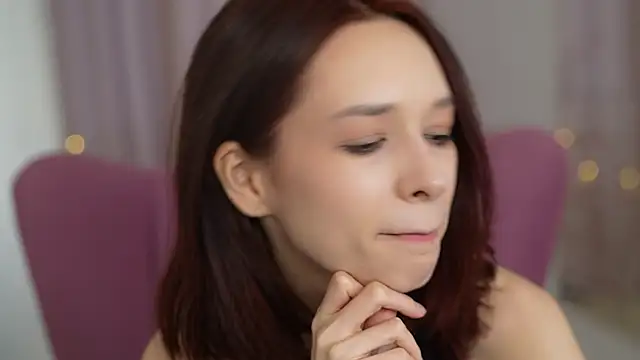 VivianLy  online show from 13, 3, 2025