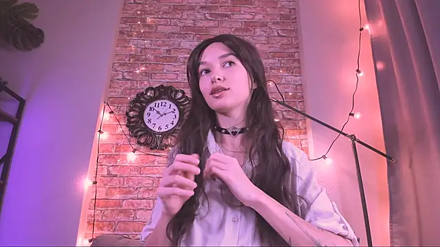 VivianLy  online show from 7, 11, 2025