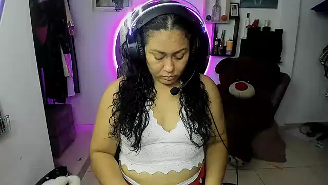 Snapshot of AliceFox_Milf chatting on 21, 3, 2026 AliceFox Milf online show from 21, 3, 2026