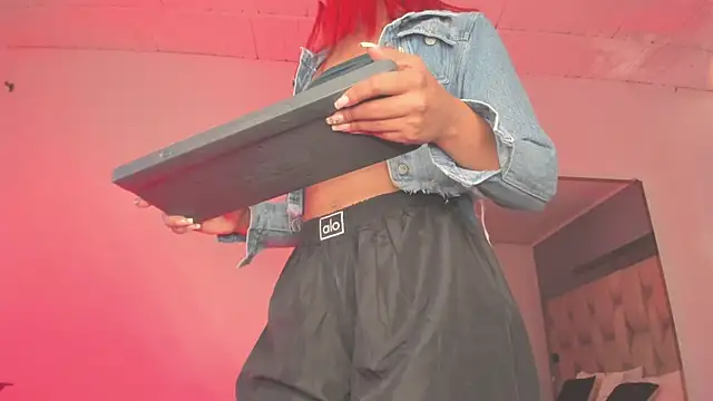 Emmily Savage online show from 18, 2, 2025