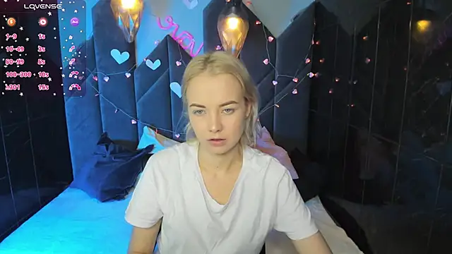 Snapshot of StephanieSweety chatting on 14, 2, 2025 StephanieSweety online show from 14, 2, 2025