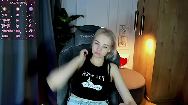 Snapshot of StephanieSweety chatting on 7, 3, 2025 StephanieSweety online show from 7, 3, 2025