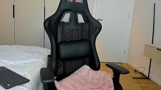 june desire online show from 11, 1, 2025