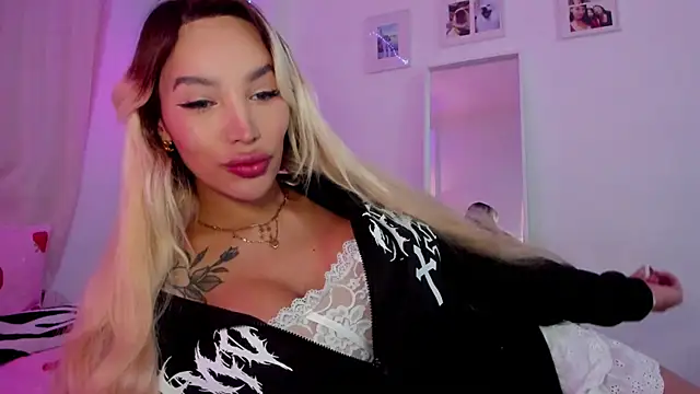 Snapshot of _viioletweekend_ chatting on 4, 12, 2025 viioletweekend online show from 4, 12, 2025