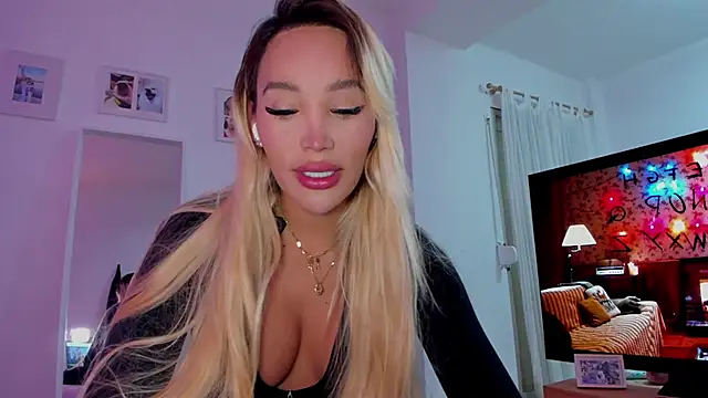 Snapshot of _viioletweekend_ chatting on 16, 12, 2025 viioletweekend online show from 16, 12, 2025