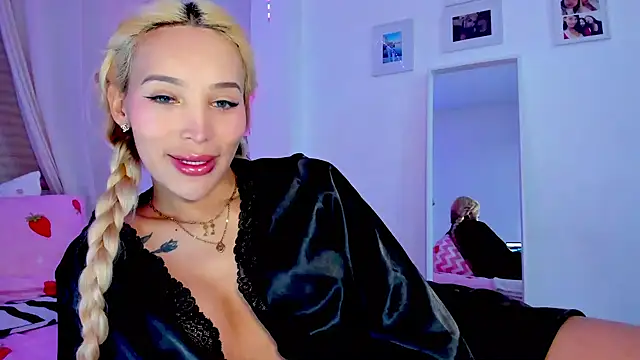 Snapshot of _viioletweekend_ chatting on 18, 2, 2026 viioletweekend online show from 18, 2, 2026