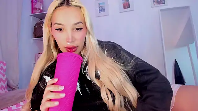 Snapshot of _viioletweekend_ chatting on 16, 3, 2026 viioletweekend online show from 16, 3, 2026