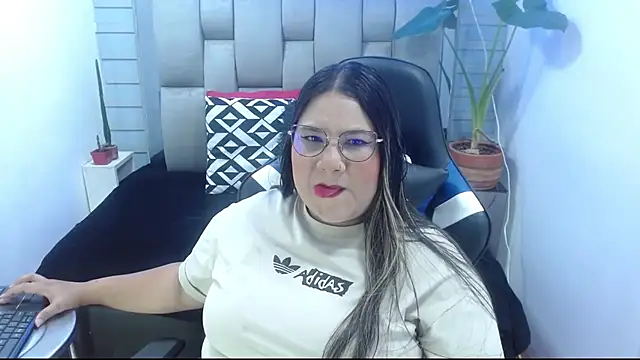 Snapshot of evelin_zaens chatting on 24, 6, 2026 evelin zaens online show from 24, 6, 2026