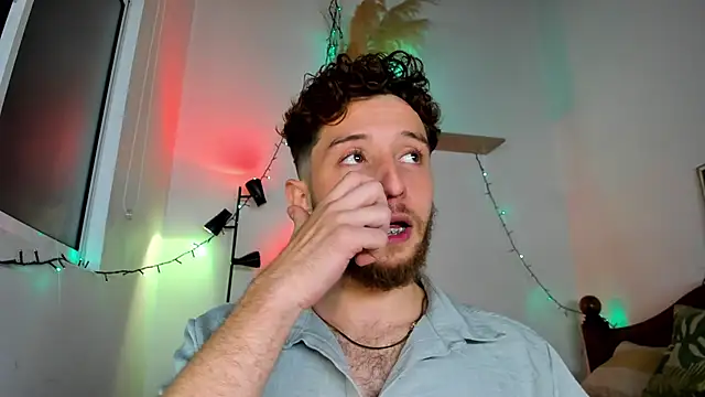 Snapshot of Juan_Castano chatting on 18, 12, 2025 Juan Castano online show from 18, 12, 2025