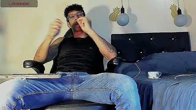 Snapshot of FuckHardlove chatting on 4, 3, 2025 FuckHardlove online show from 4, 3, 2025