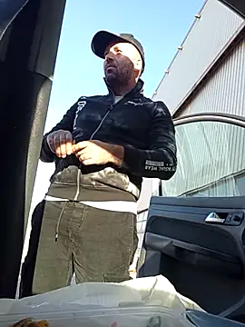 Snapshot of florin421 chatting on 5, 4, 2026 florin421 online show from 5, 4, 2026