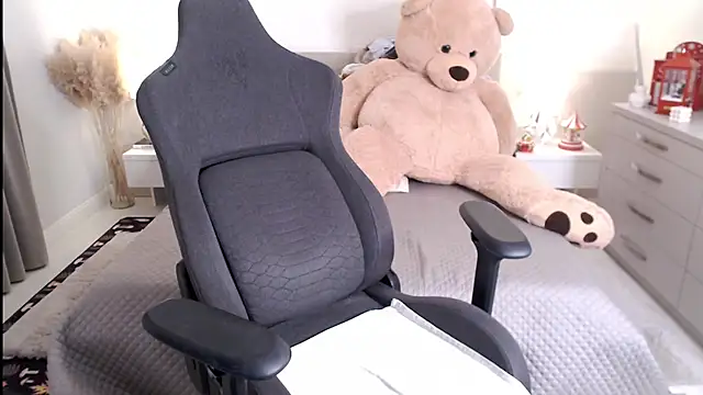 Smileyouarehere online show from 2, 2, 2025