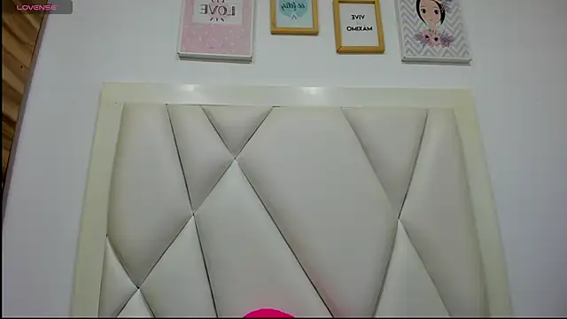 atilanadiaz7 online show from 17, 4, 2026